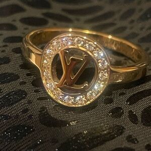 LVee monogram logo gold ring to match your bag or purse size 8 🔥🔥💍💍